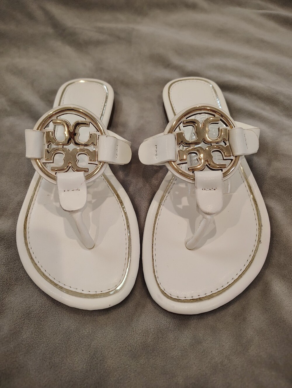 Tory Burch White Leather Thong Sandals with Gold Logo Medallion - Picture 7 of 7
